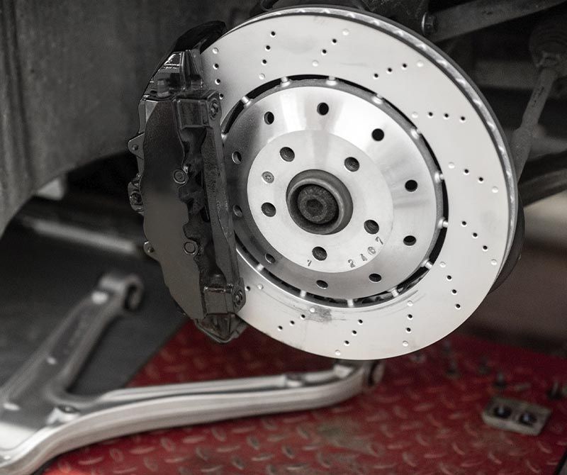 Un primer plano de un disco de freno de un coche.