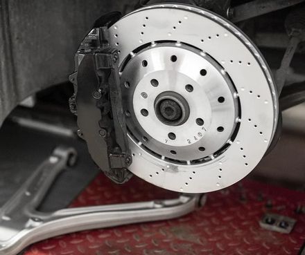 Un primer plano de un disco de freno de un coche.