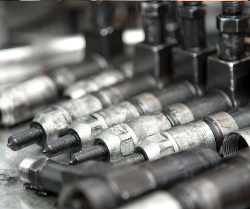 Un montón de piezas de metal están alineadas sobre una mesa.