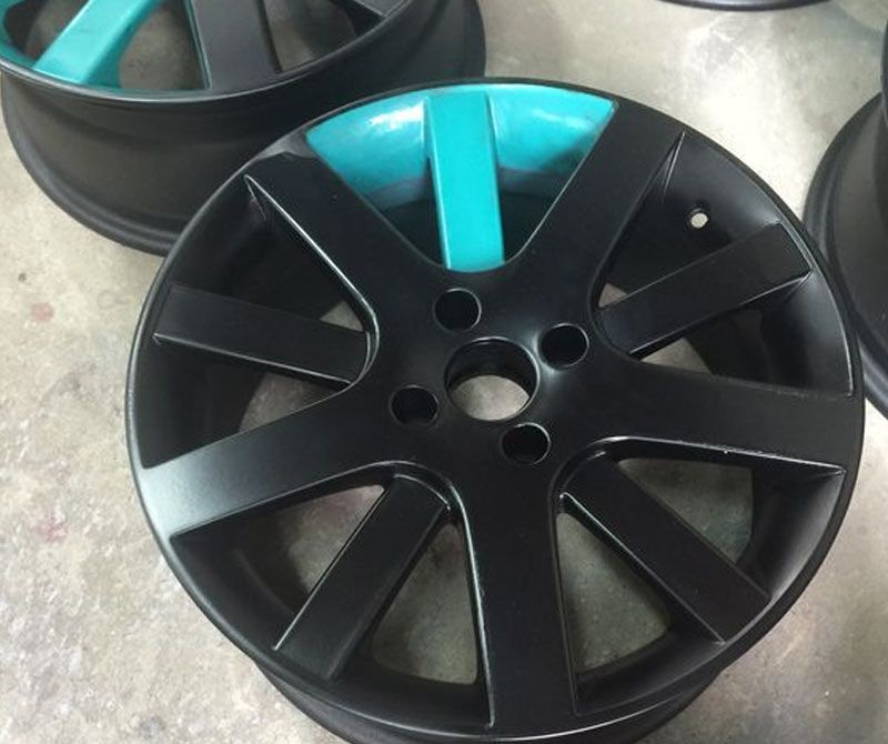 Una rueda negra con una raya azul