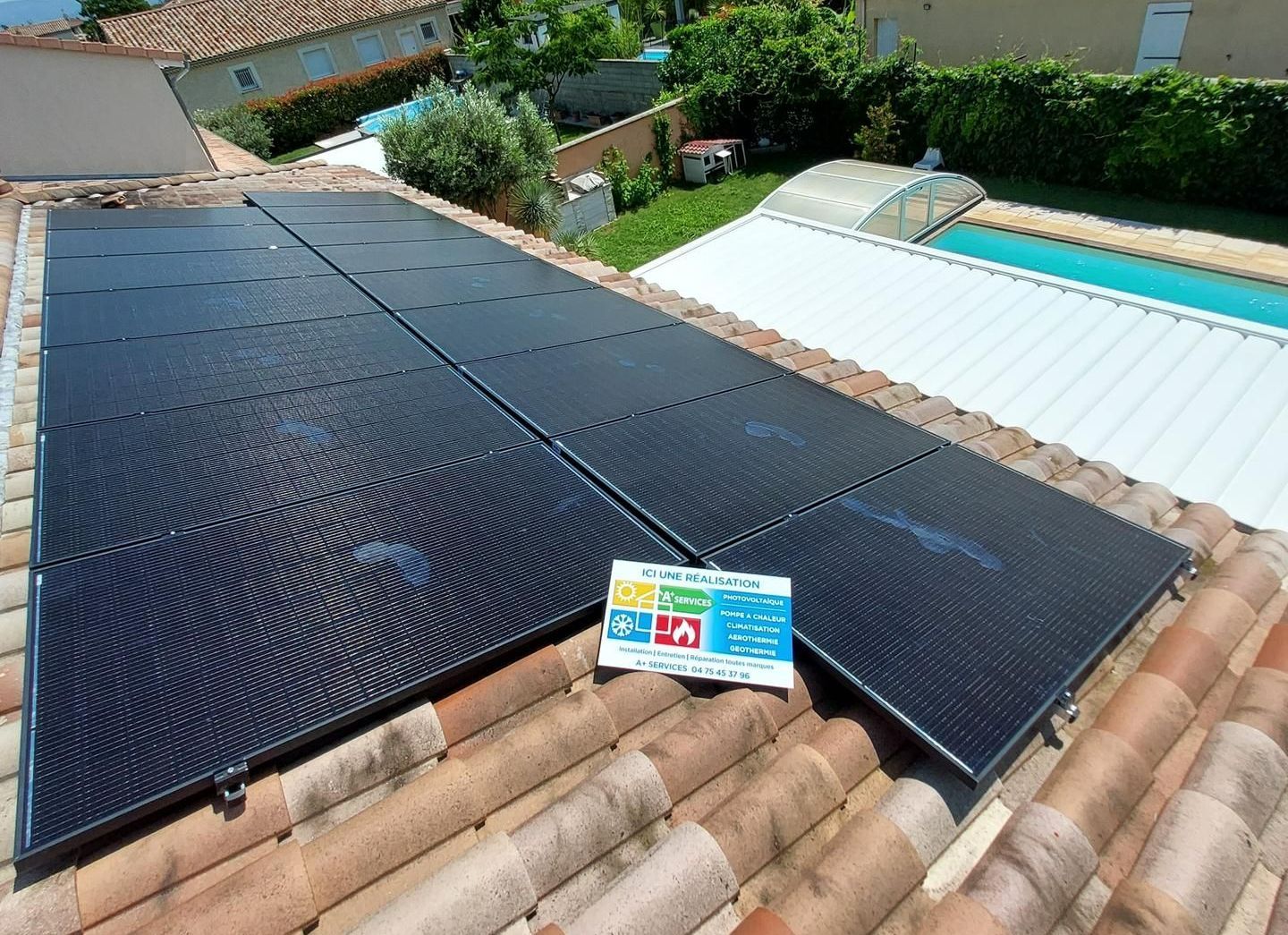 Panneaux photovoltaïques sur une toiture en tuiles
