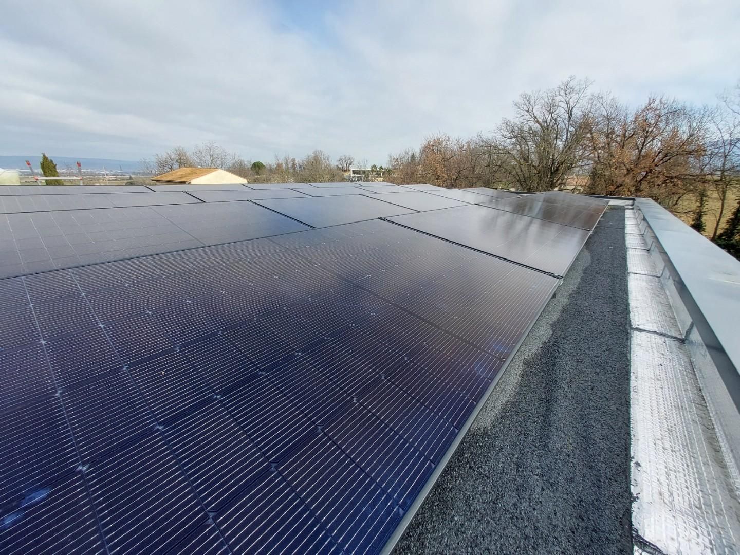 Panneaux photovoltaïques sur le toit d'une entreprise