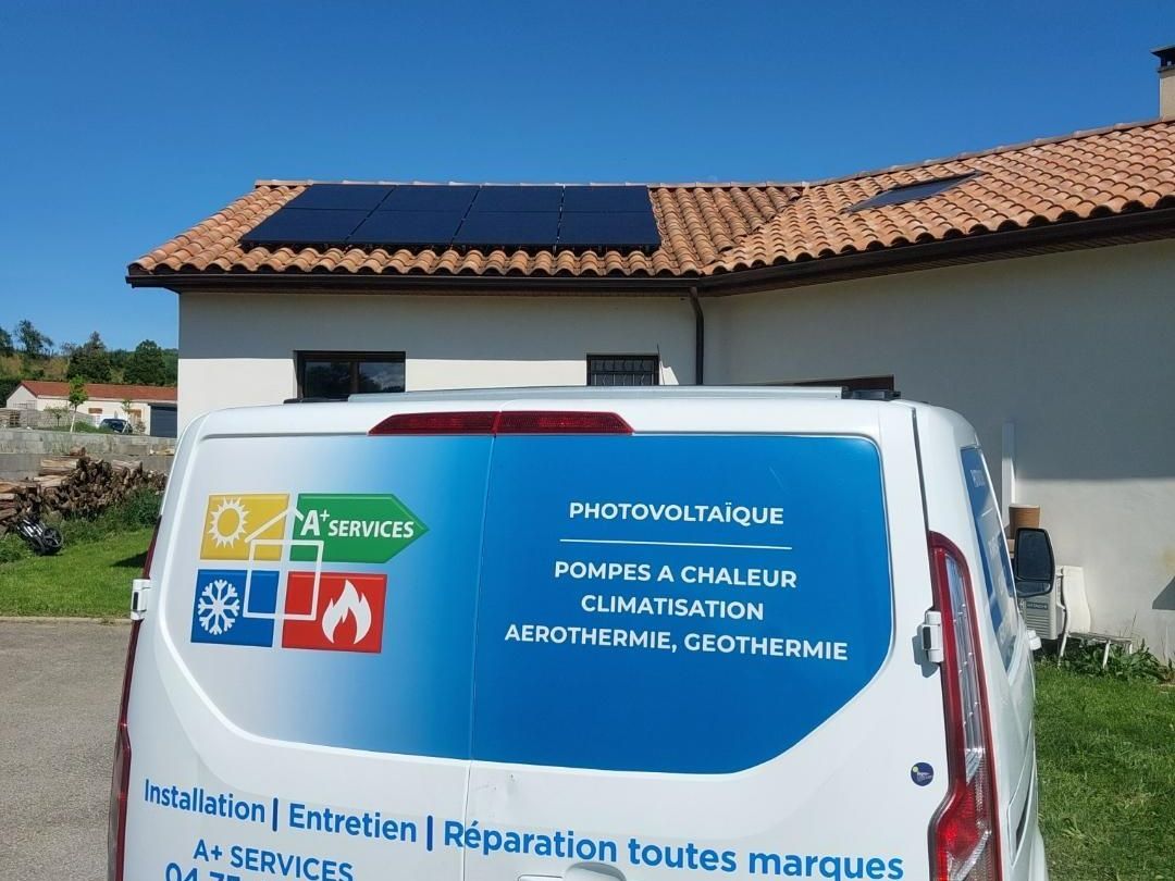 Camionnettes de A+ Services devant des nouveaux panneaux photovoltaïques