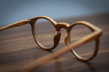Person setzt Brille zur Anprobe auf