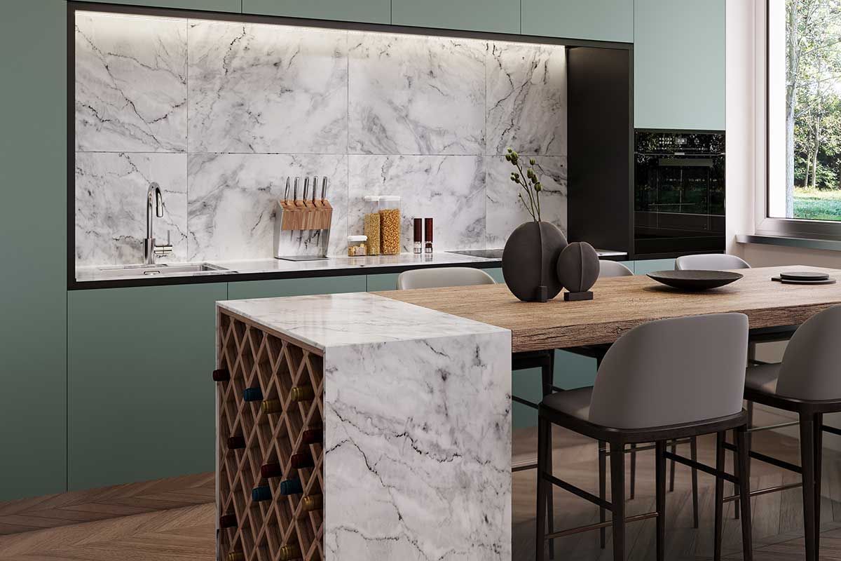 Moderne Küche mit Marmor-Küchenrückwand und Kochinsel mit Weinregal. Salbeigrüne Wände, Holztisch und graue Stühle.