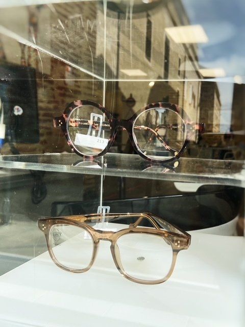 Paires de lunettes de vue en vitrine