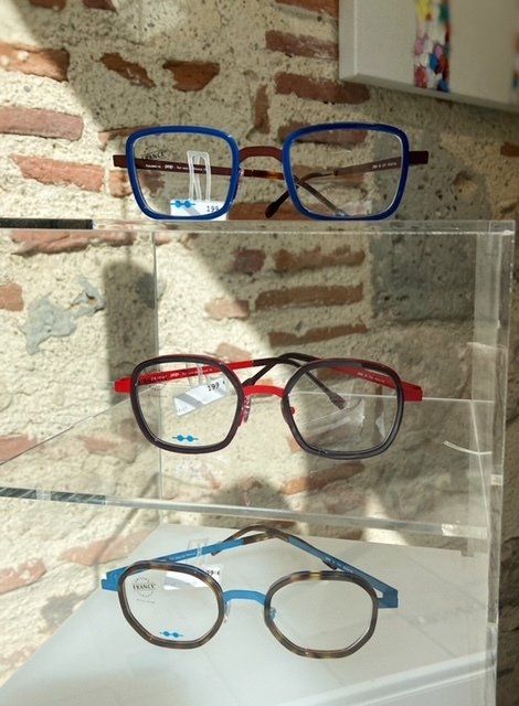 3 paires de lunettes de vue en vitrine