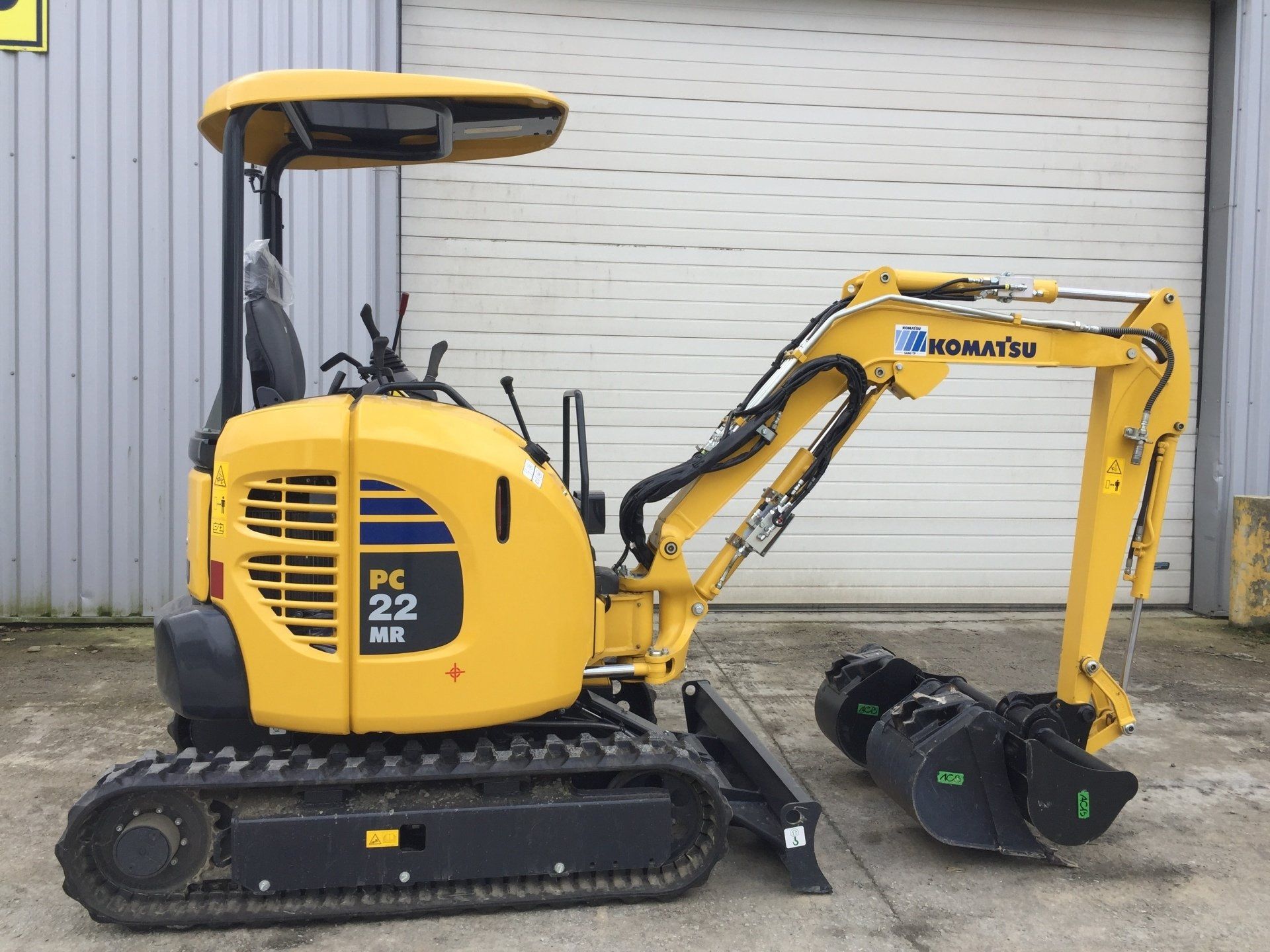 Tracteur rouge sans conducteur