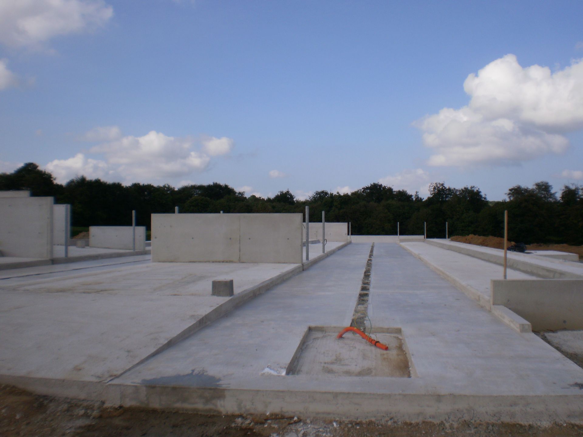 Terrain recouvert de blocs de béton