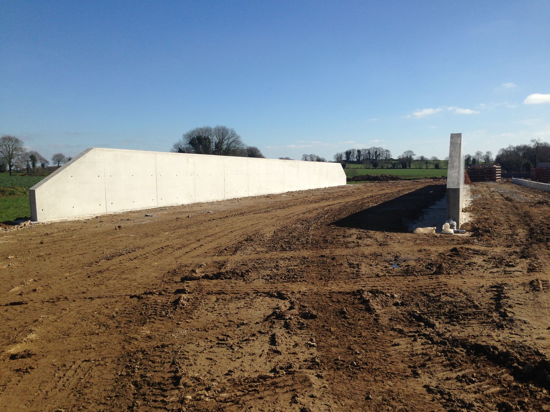 Terrain en terre avec murs en béton sur les côtés