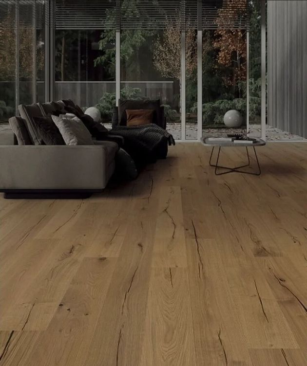 Moderne Terrassenüberdachung mit spiegelndem Wasserspiel, Holzplanken und Gartenpflanzen im Sonnenlicht