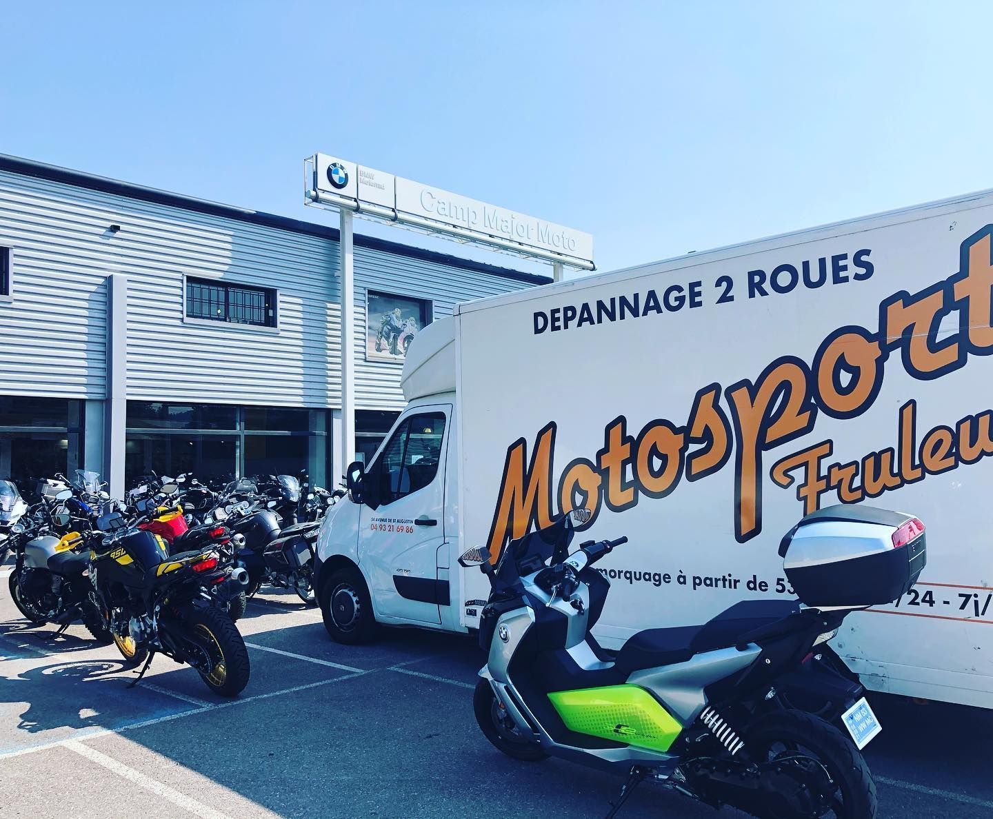 Fourgon devant magasin