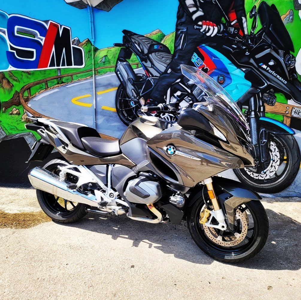 Une moto de marque BMW