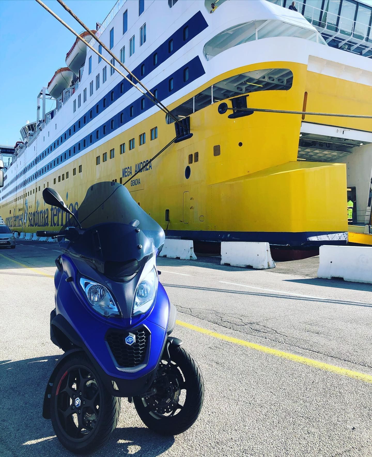 Une moto devant un paquebot