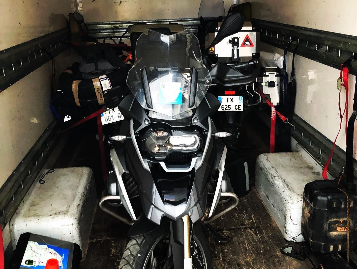 Multiples motos dans un fourgon