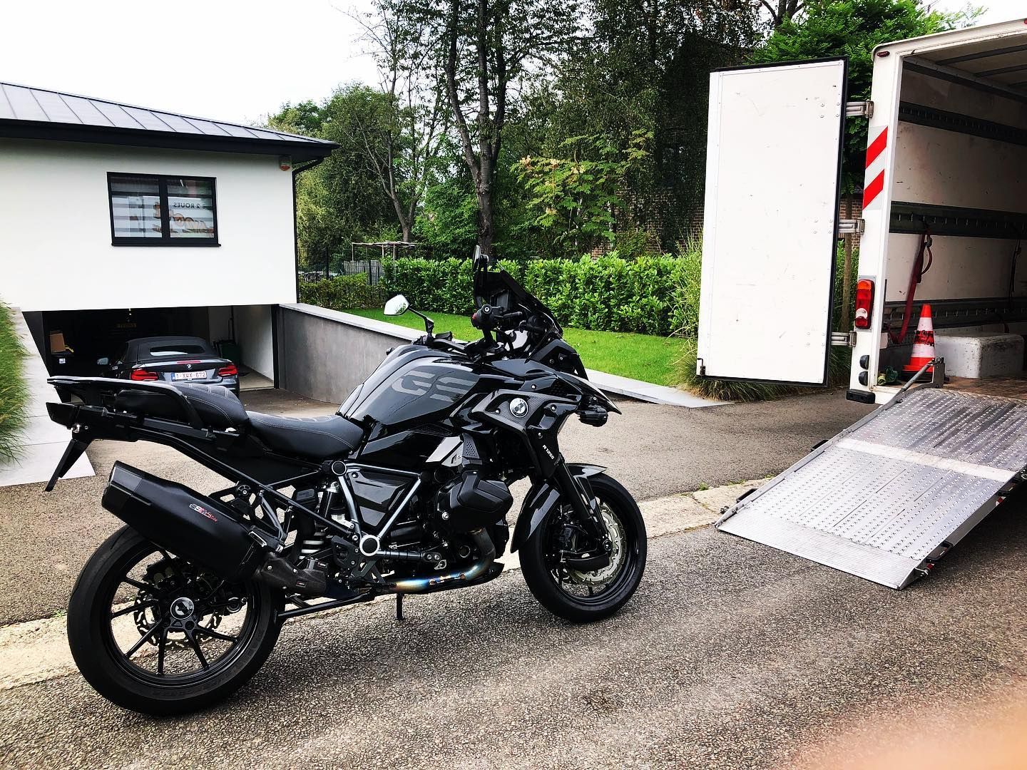 Remorquage d'une moto noire