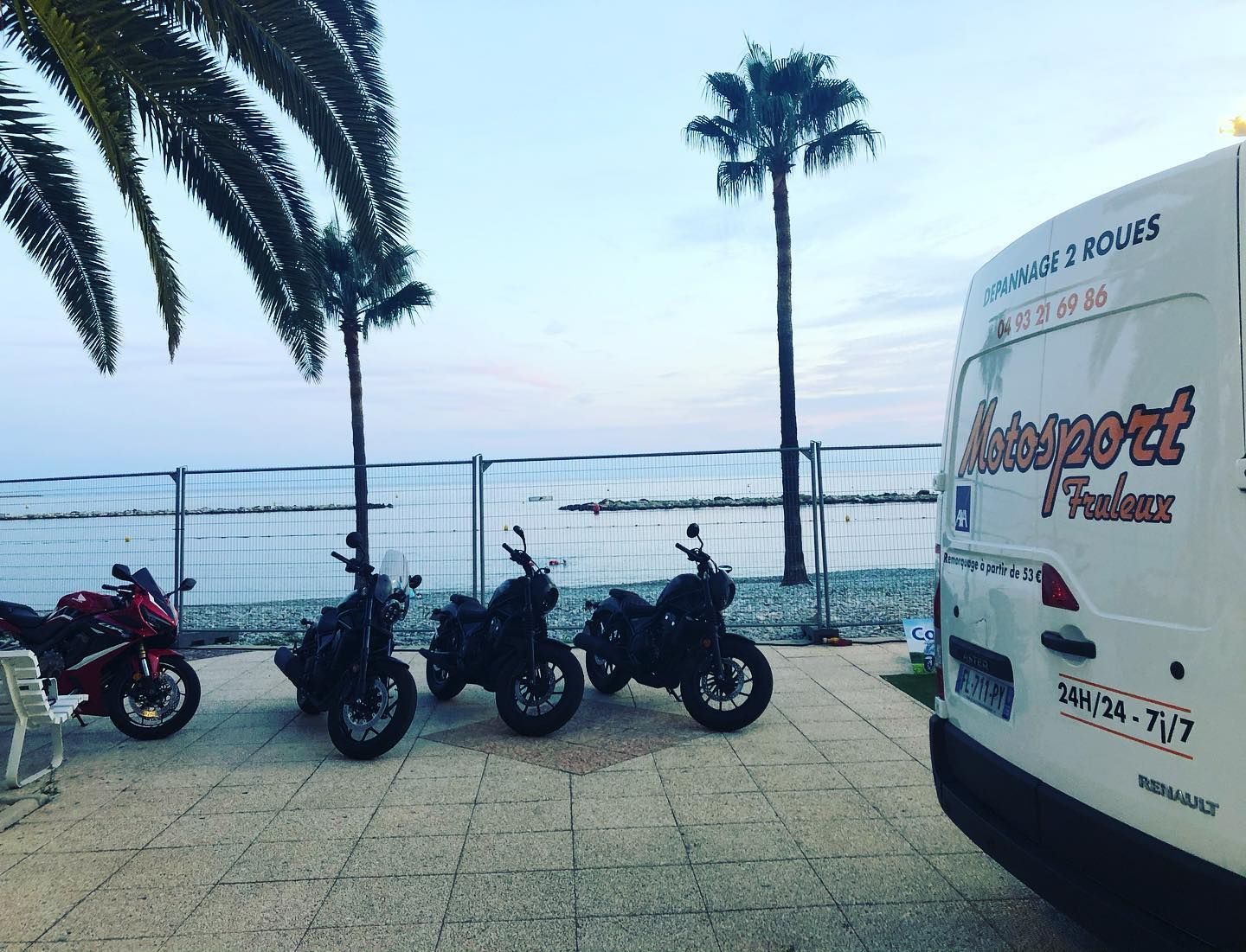 Fourgon face à la mer