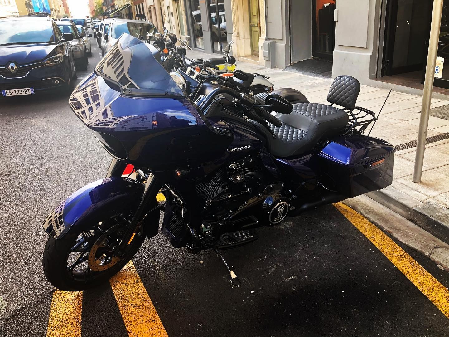 Une moto dans la rue