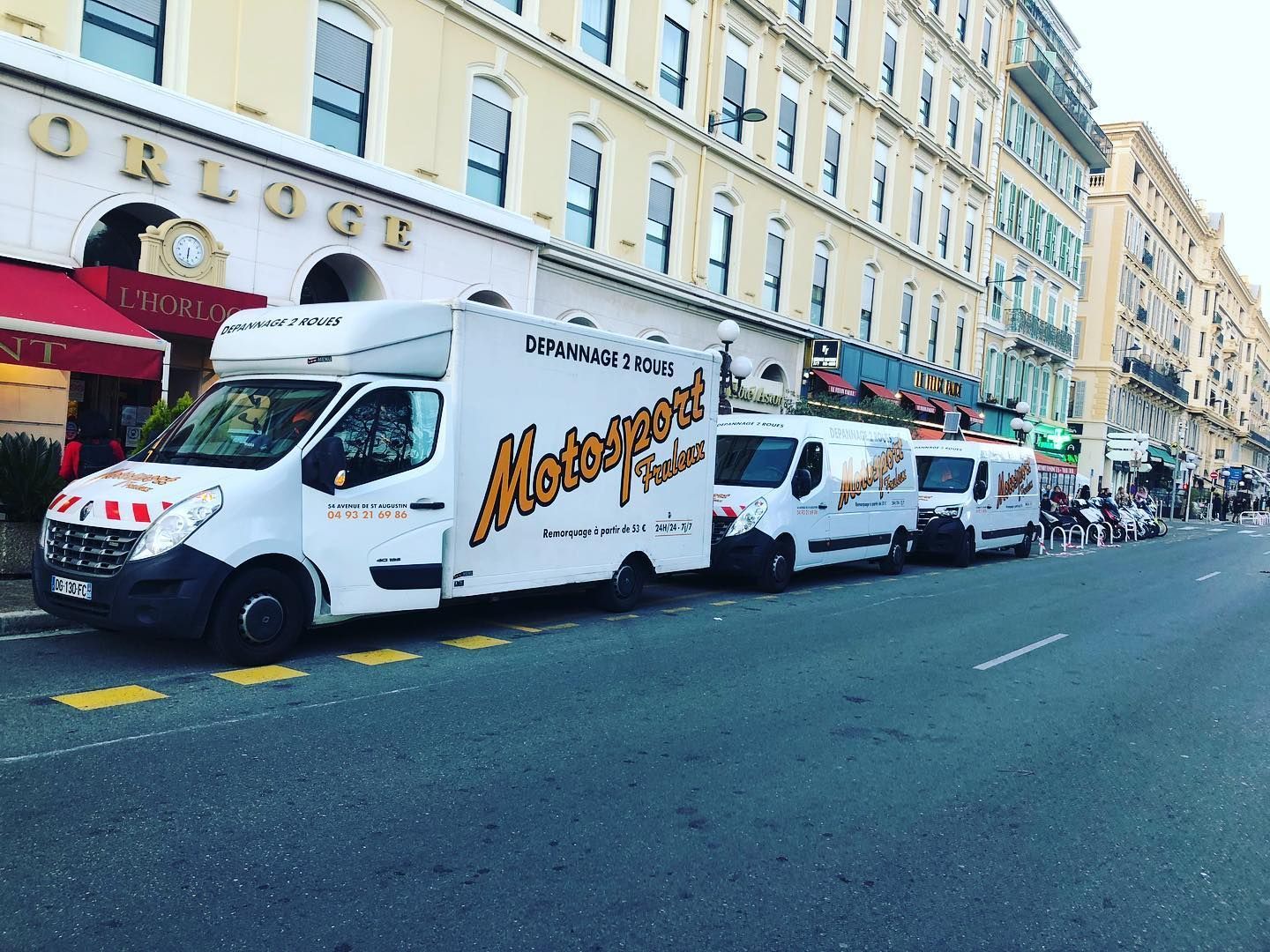 Fourgons dans la rue