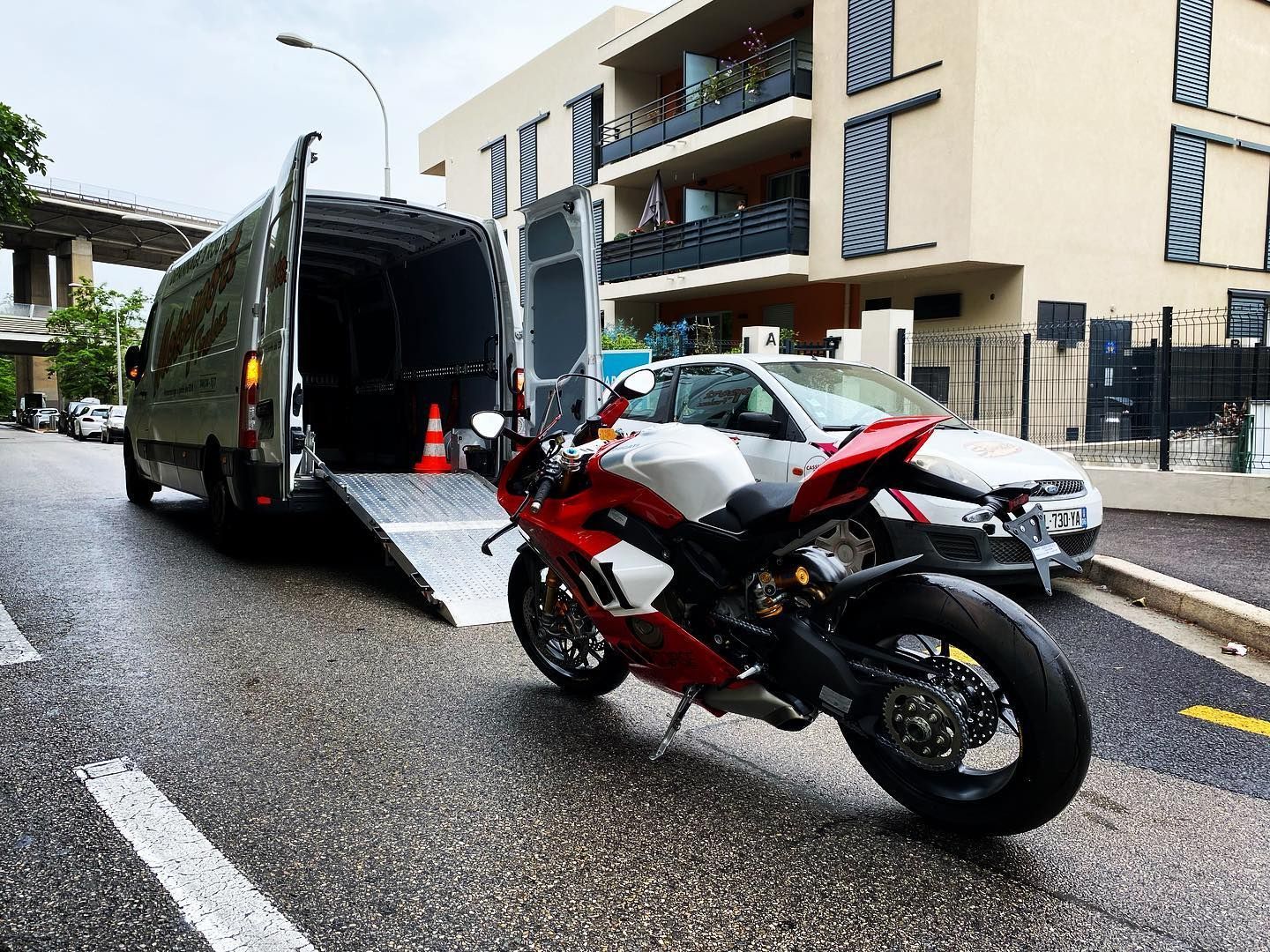 Un remorquage de moto