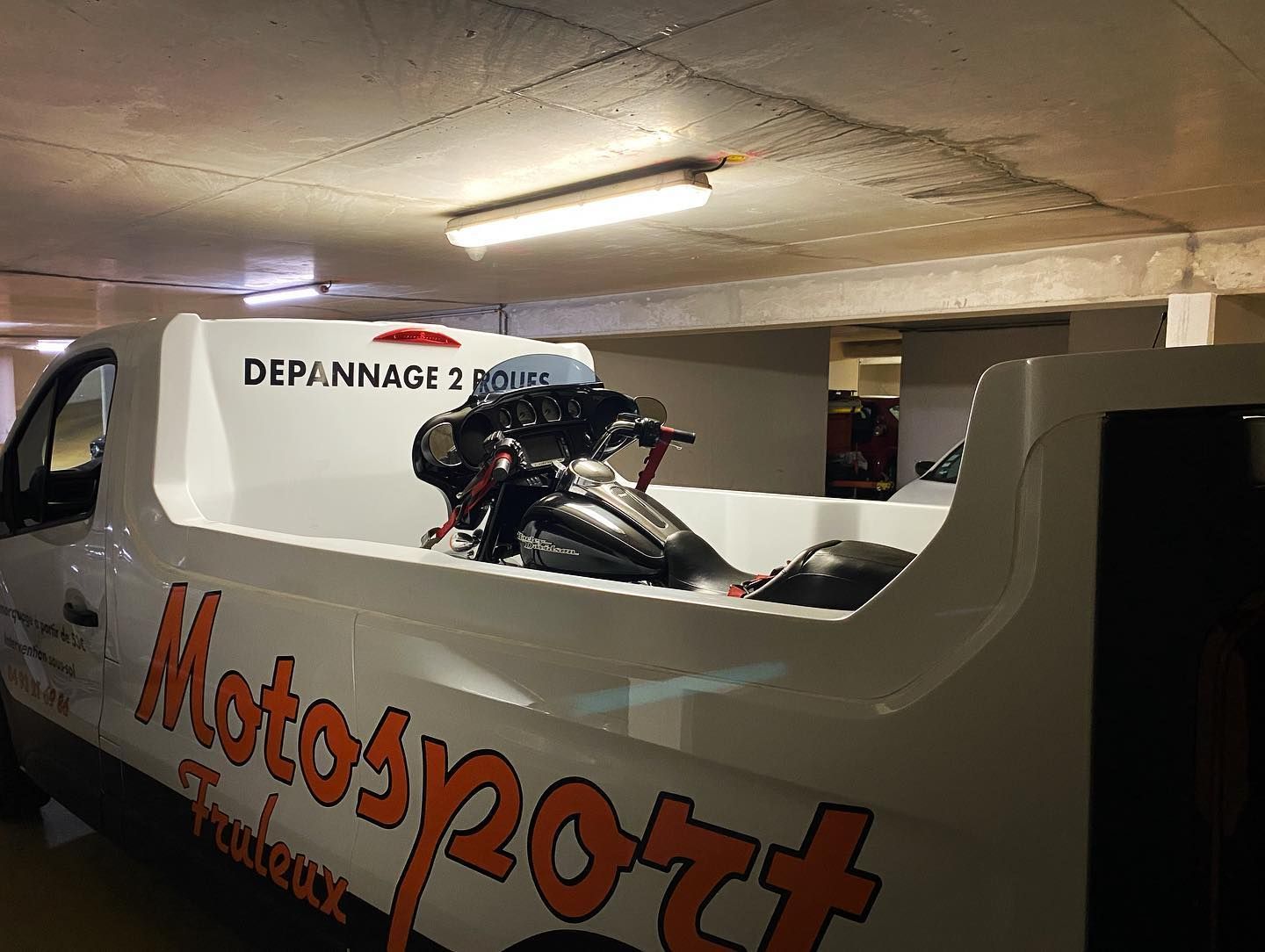 Fourgon-pick-up avec moto