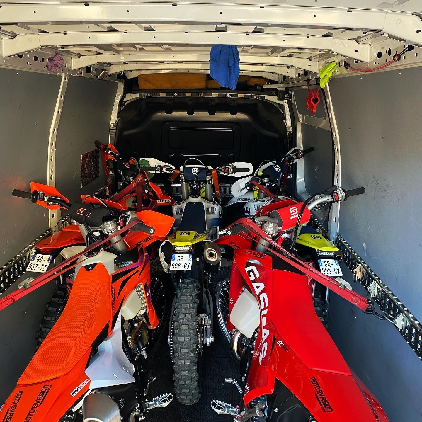Plusieurs motocross dans un fourgon
