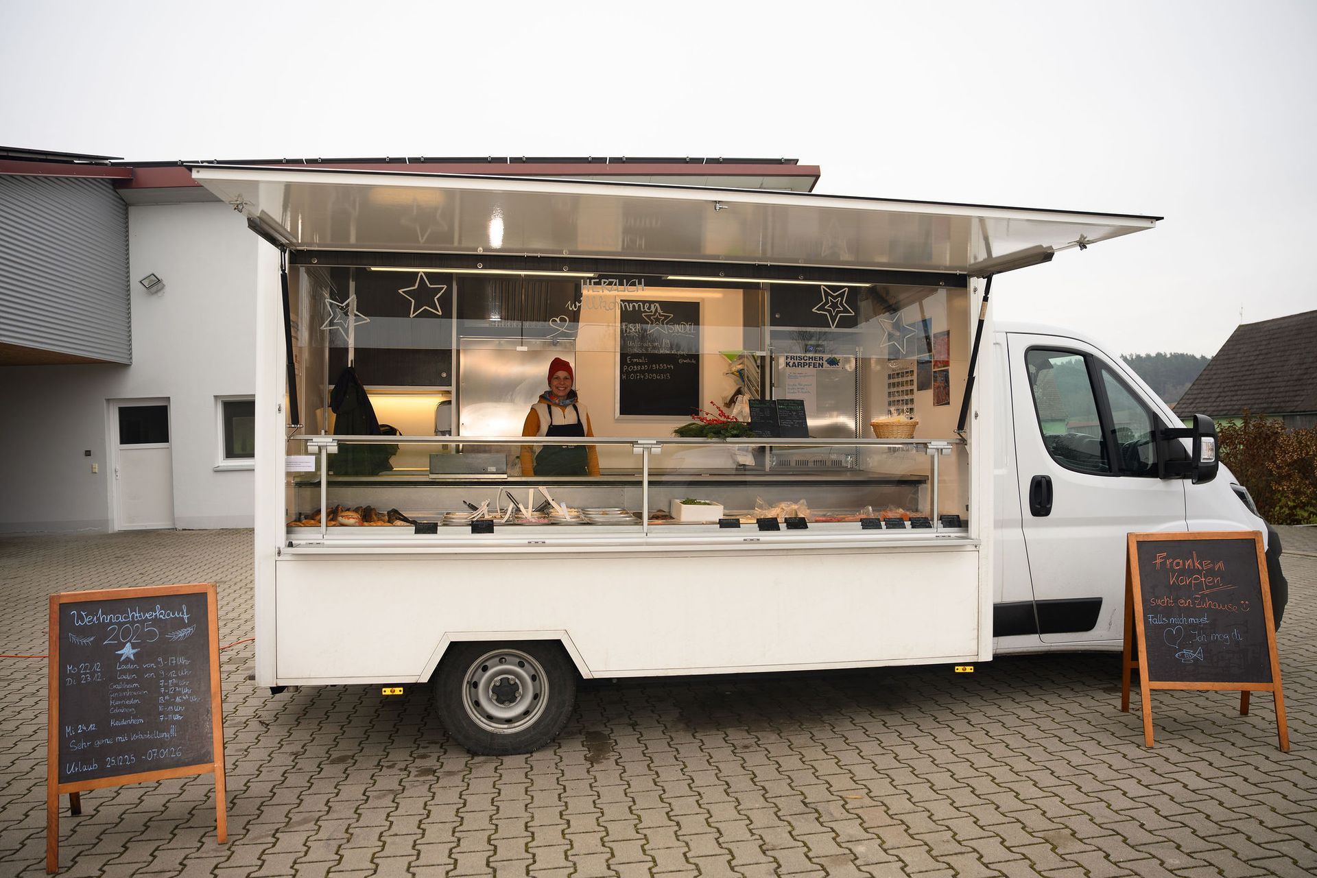 Fischzucht, Fischbecken in Meer