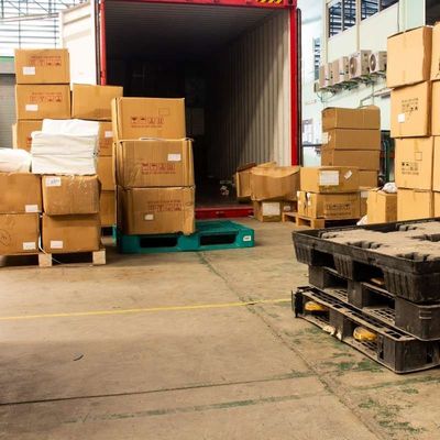 Un almacén lleno de muchas cajas y palés