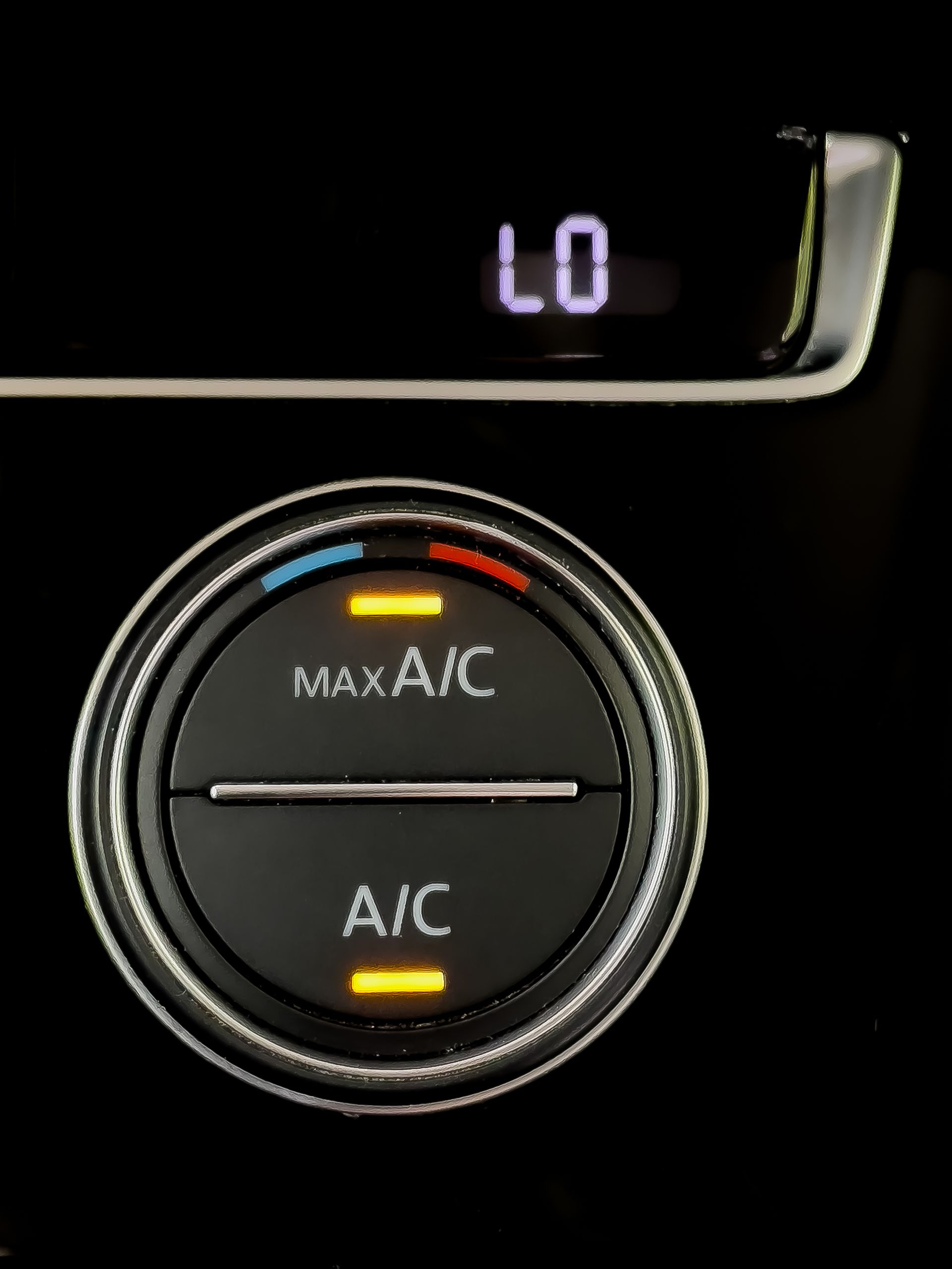 Panneau de commande de climatisation automobile.