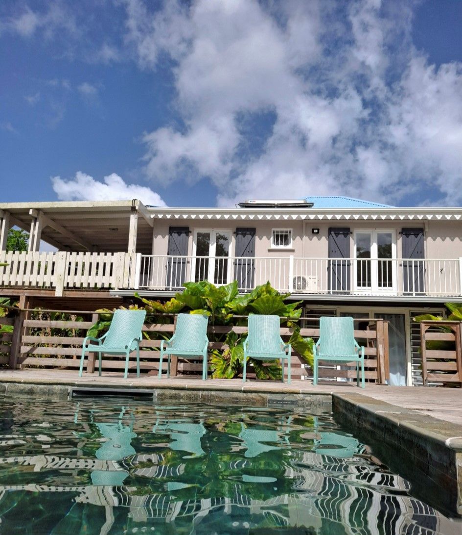 Un technicien installe un climatiseur sur un mur blanc dans une pièce.
