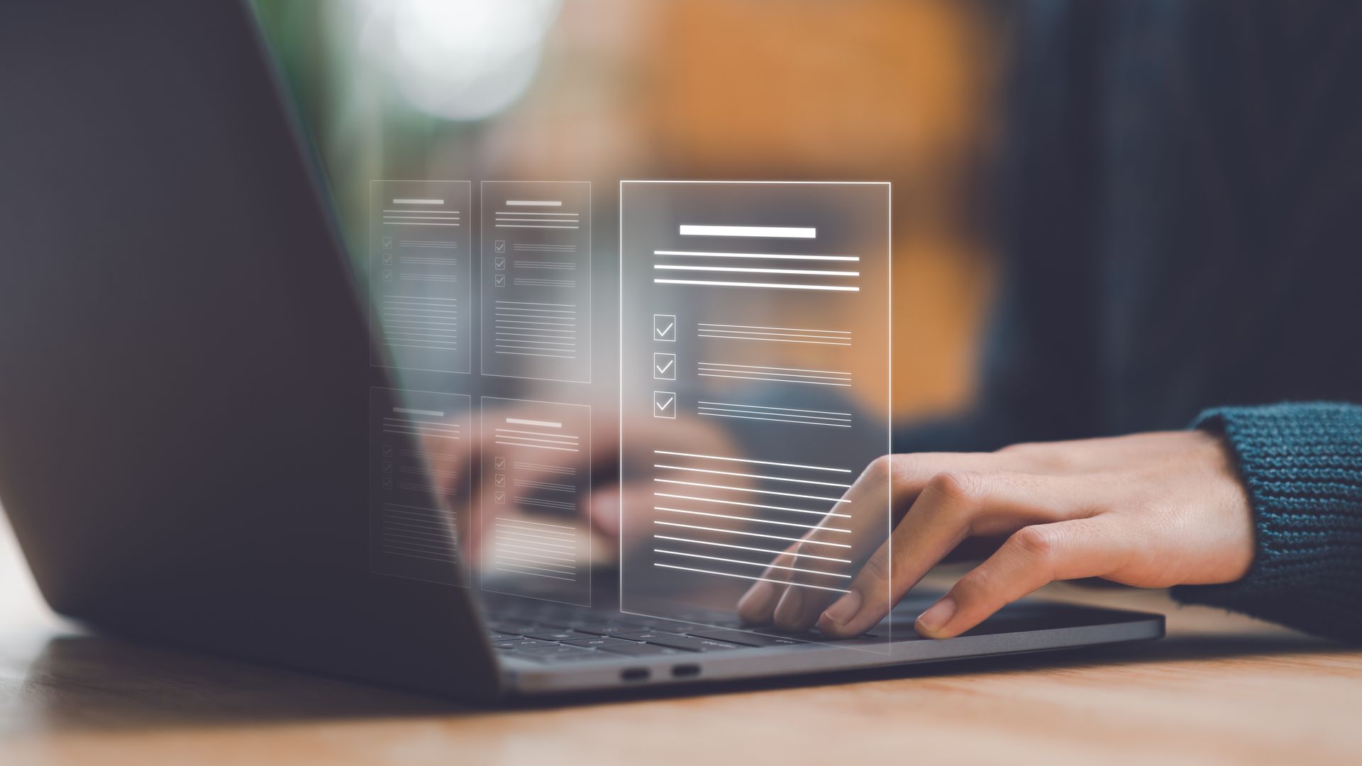 Hände tippen auf einem Laptop mit durchscheinenden digitalen Bedienfeldern auf dem Bildschirm