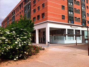 Un gran edificio de ladrillo con un cartel blanco.