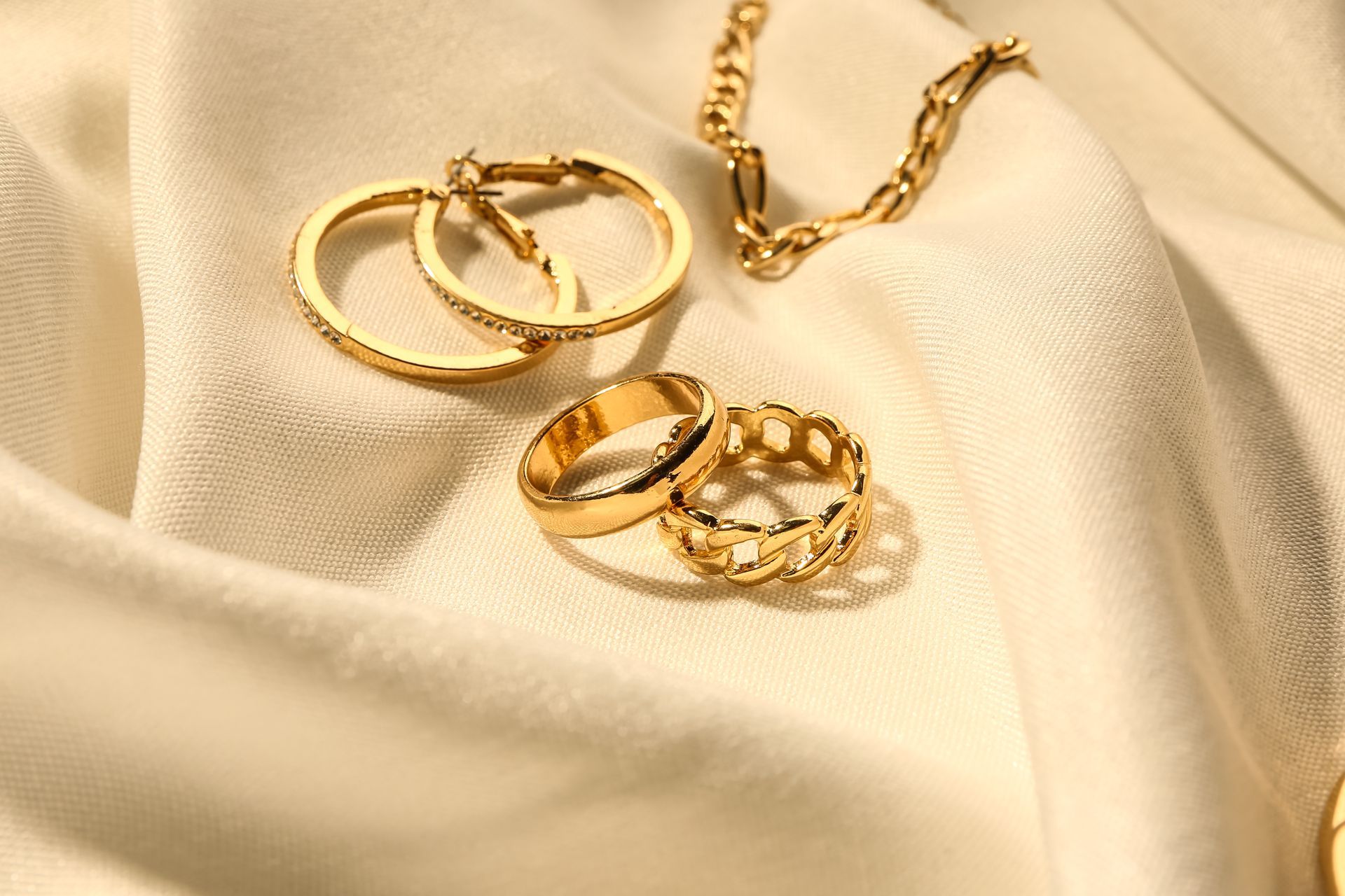 Parures sur fond blanc