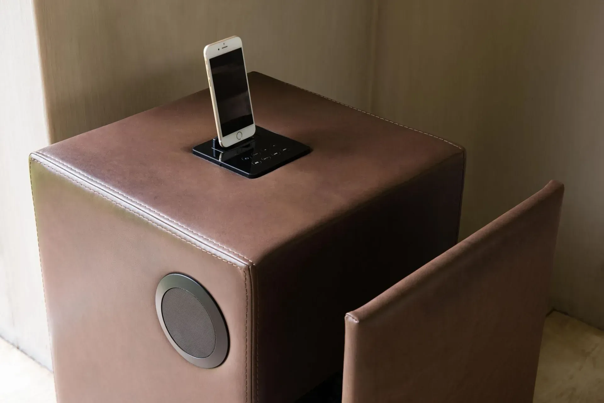 Schlafraum Preisendörfer – Aufladestation für Smartphone, Schublade, Nachttisch