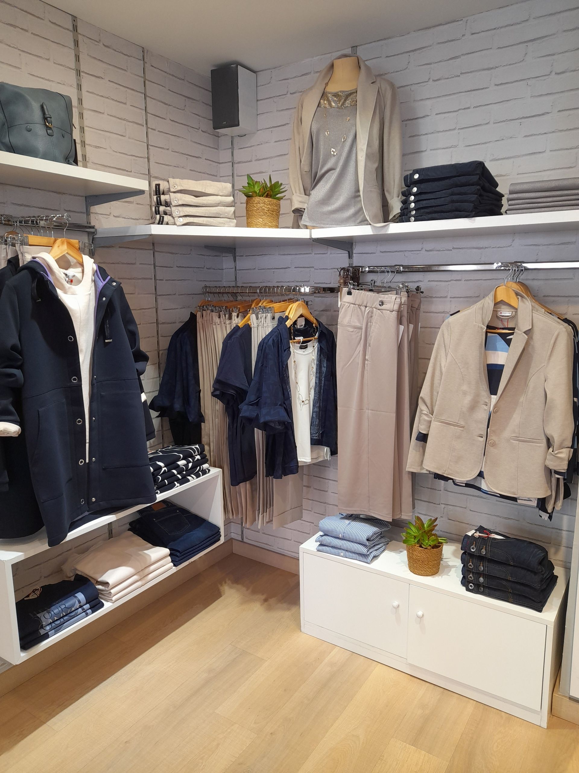 Un armario lleno de ropa y un maniquí.