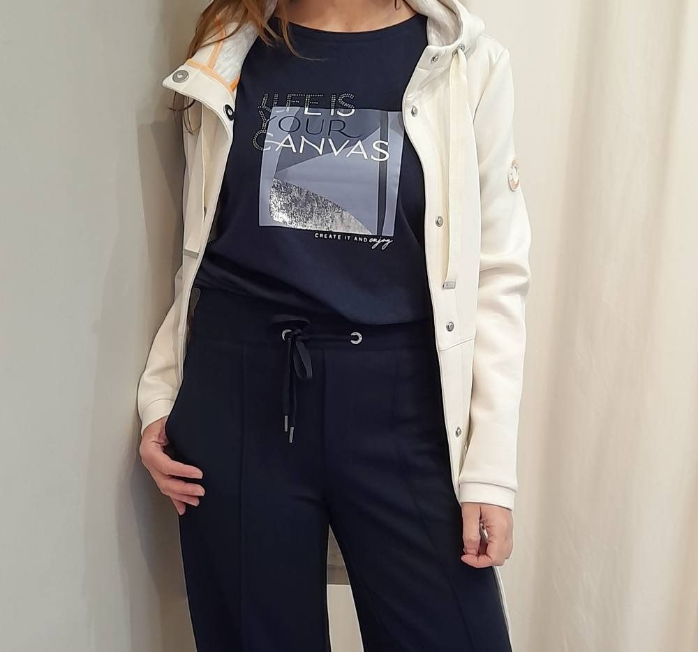 Una mujer que lleva una camiseta que dice hola tu lienzo