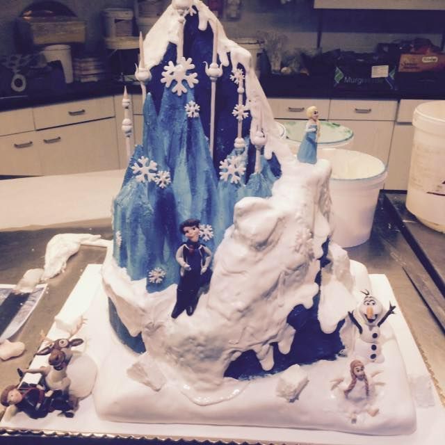 Gâteau anniversaire enfant la Reine des Neiges - Bessa