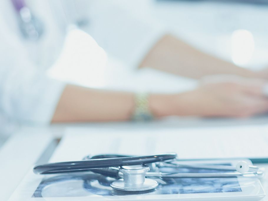 Stethoskops auf dem Tisch