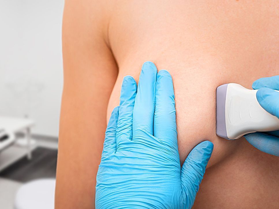 Patientin wird an der Brust untersucht