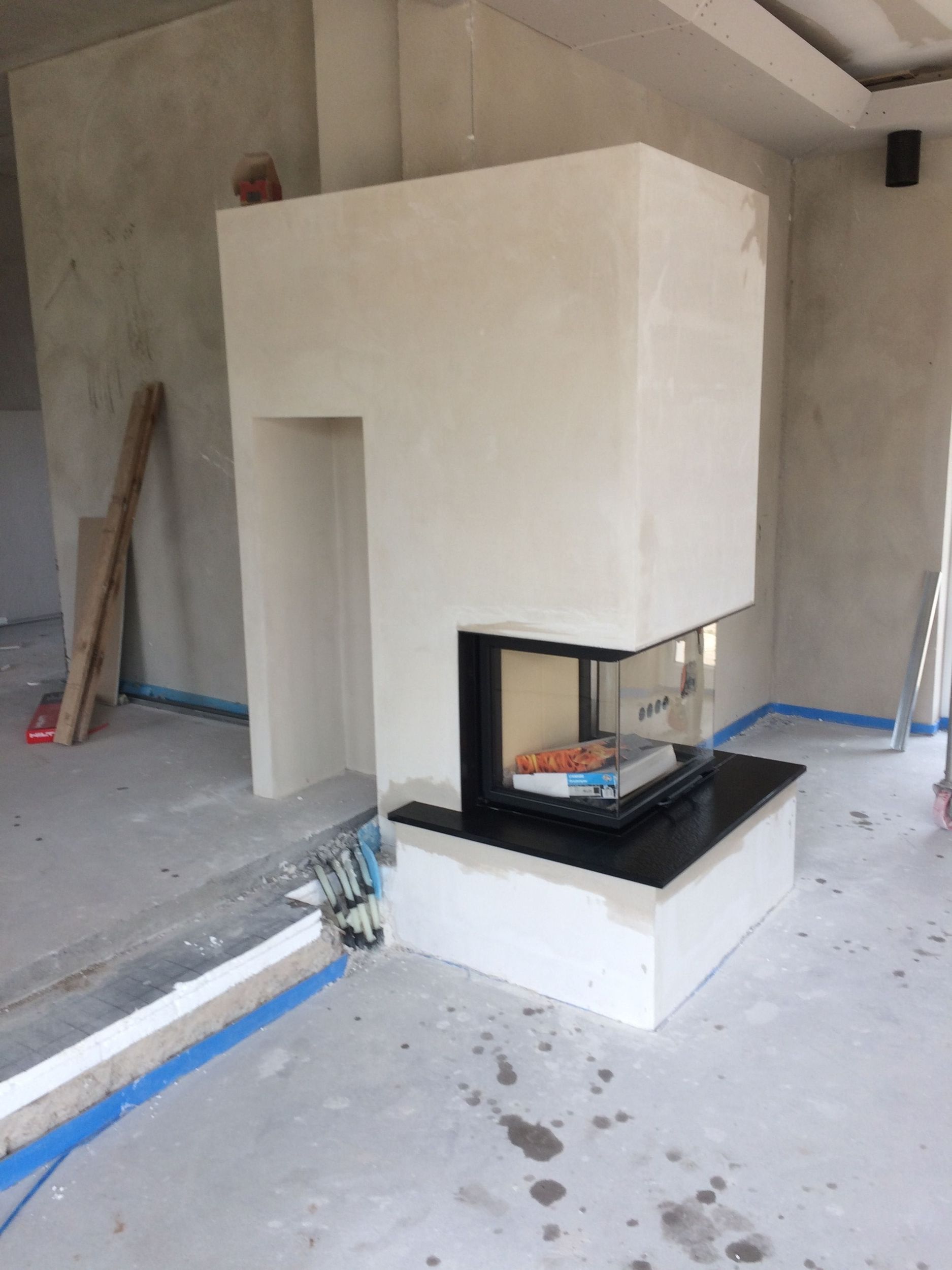 Ein Kamin in einem Raum, der gebaut wird