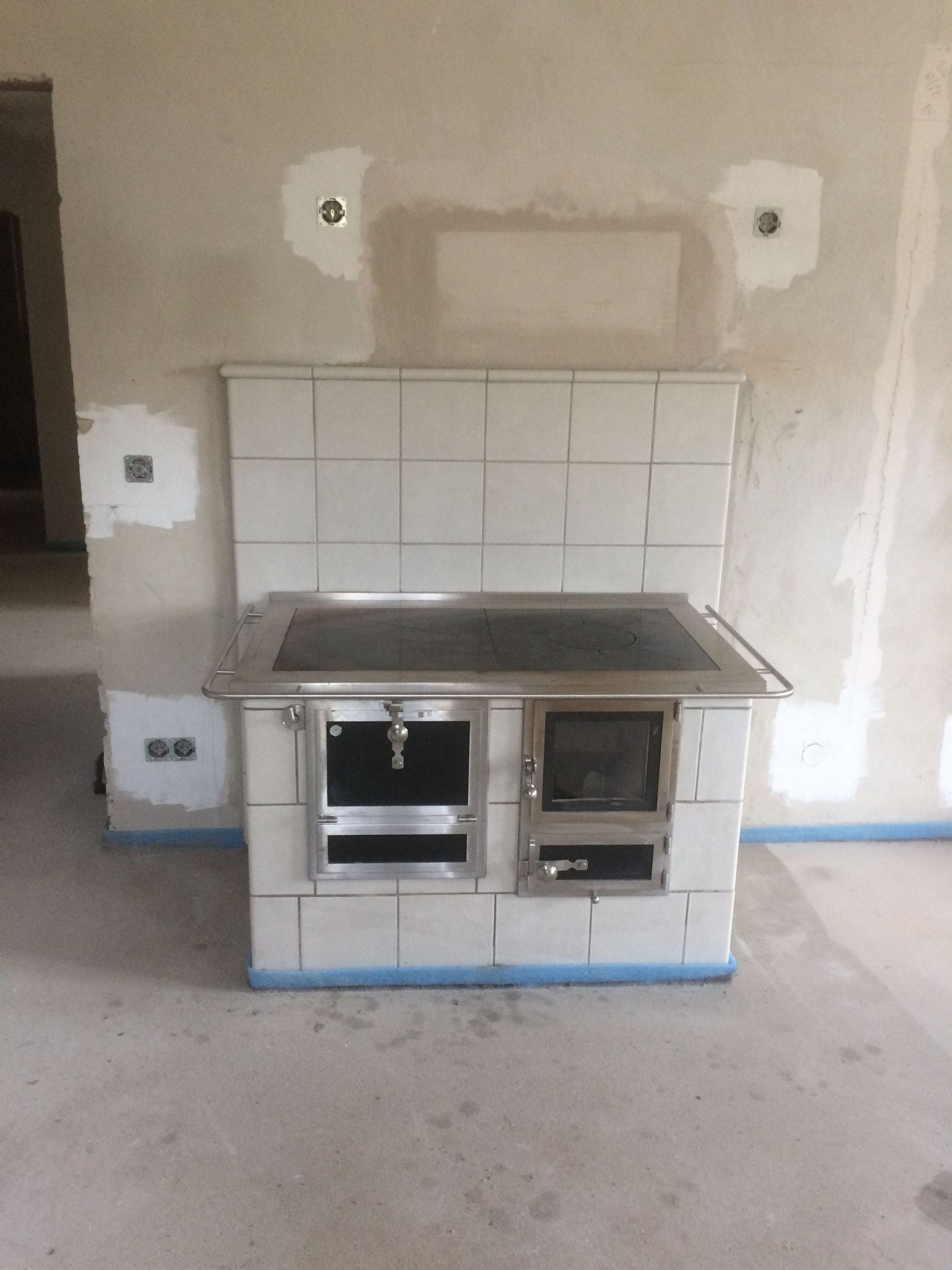 Eine Küche mit Herd und Backofen