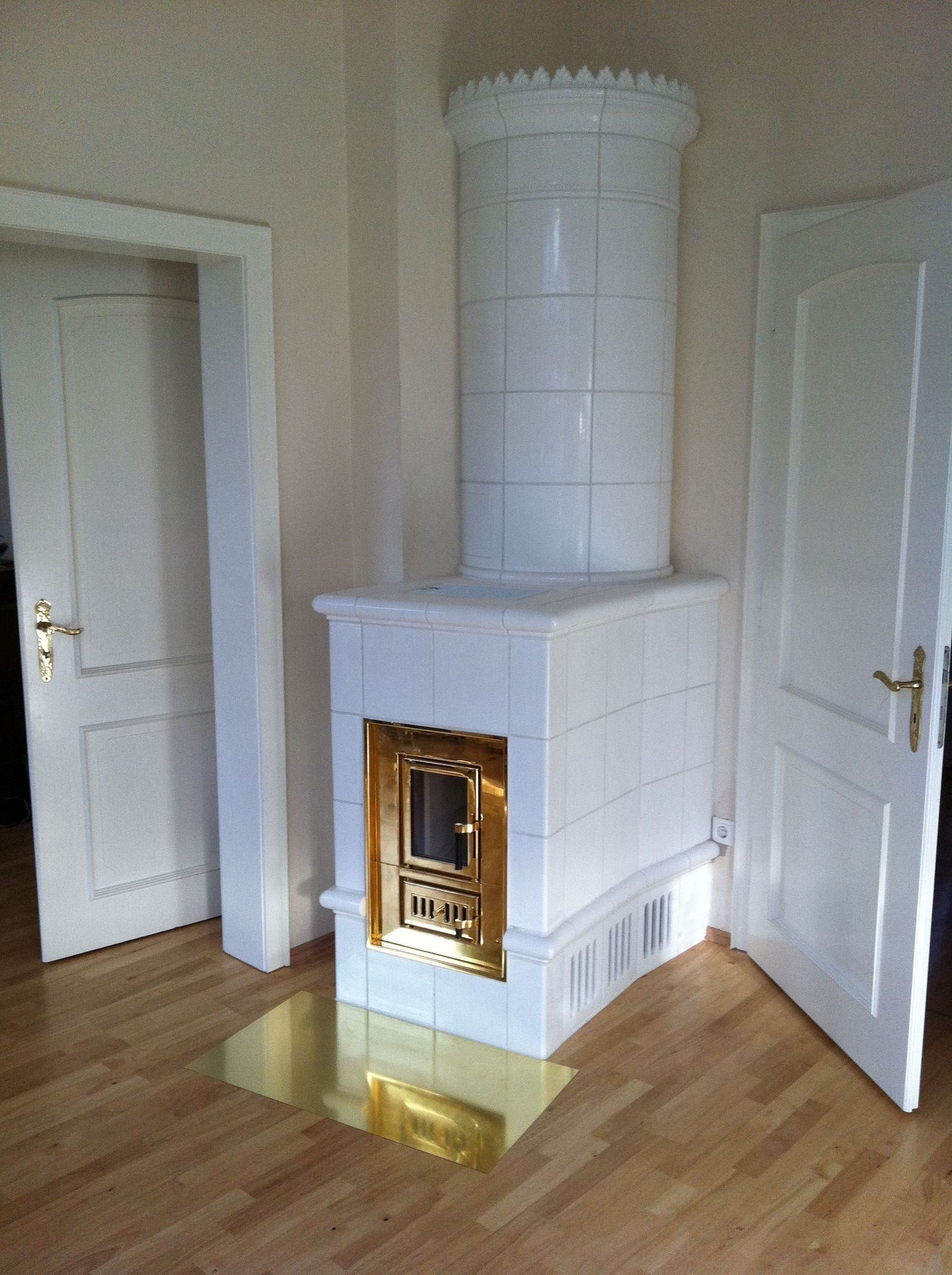 Ein leerer Raum mit einem weiß gefliesten Kamin in der Ecke