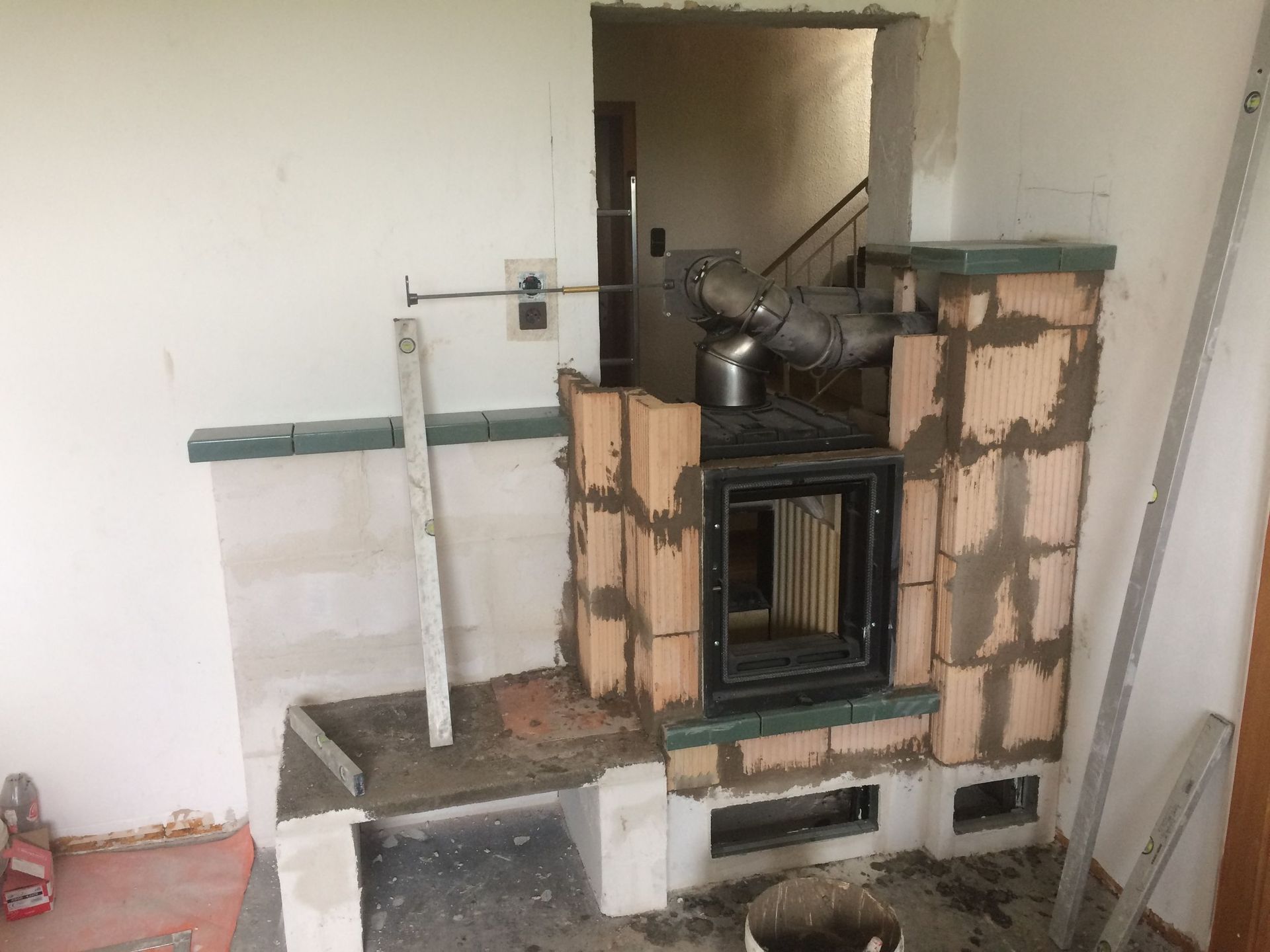 In einem Zimmer wird ein gemauerter Kamin eingebaut.