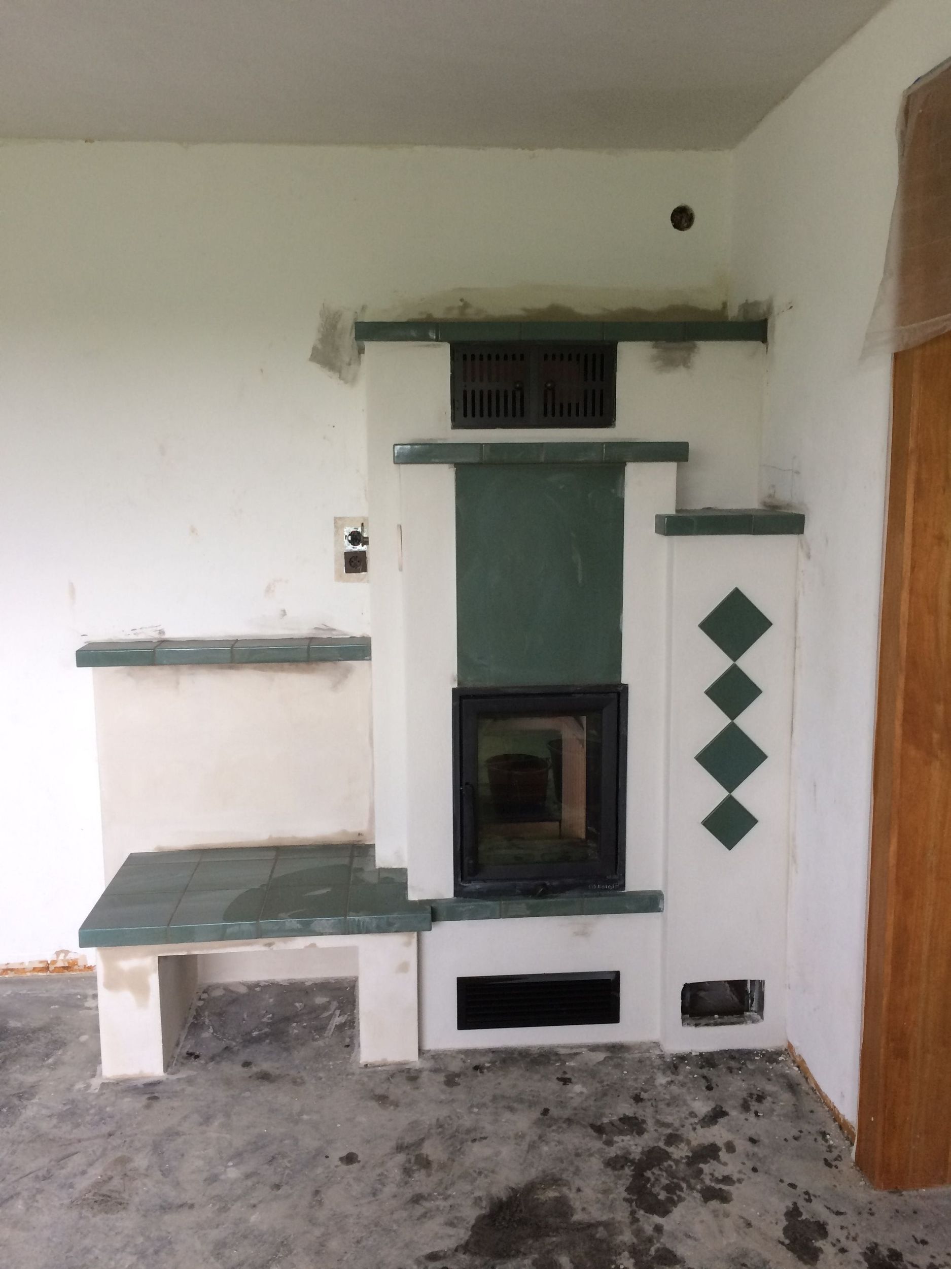 Ein leerer Raum mit einem Kamin in der Ecke