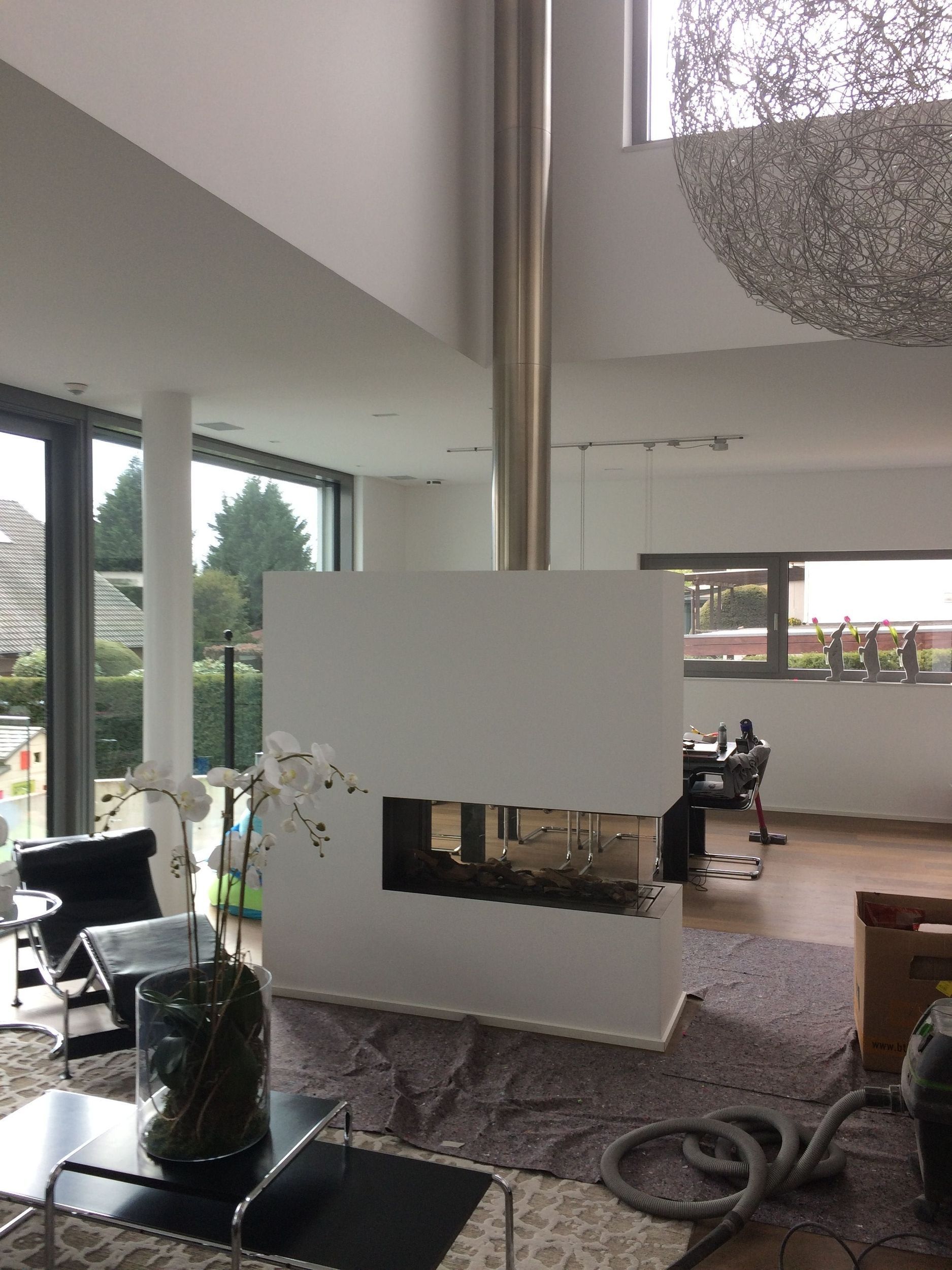 In der Mitte des Wohnzimmers befindet sich ein Kamin.