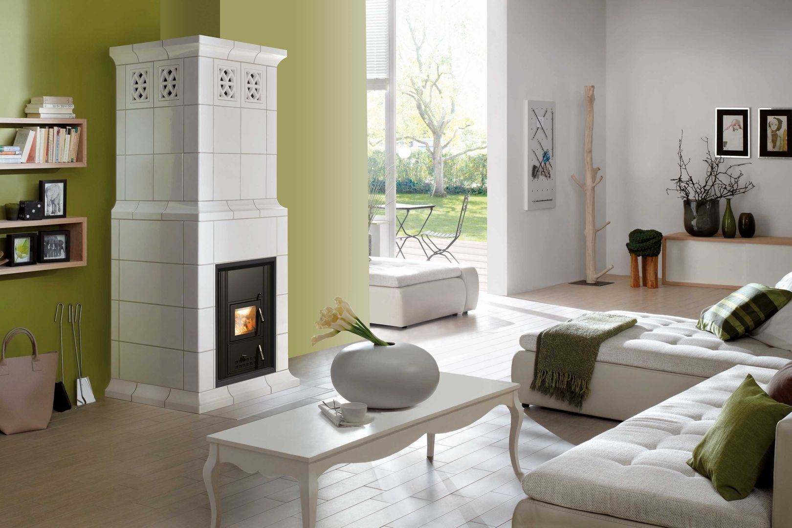 Ein Wohnzimmer mit Couch, Couchtisch und Kamin.