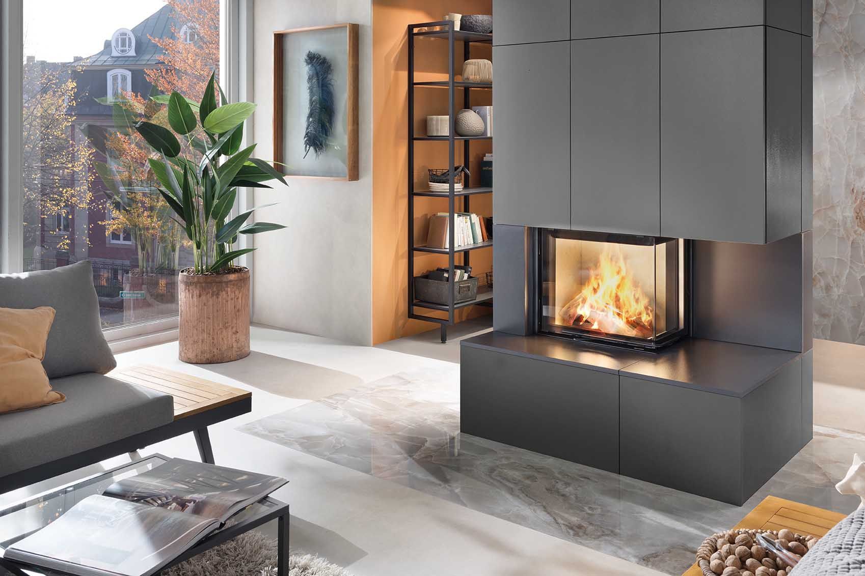 Ein Wohnzimmer mit Kamin und Couch.