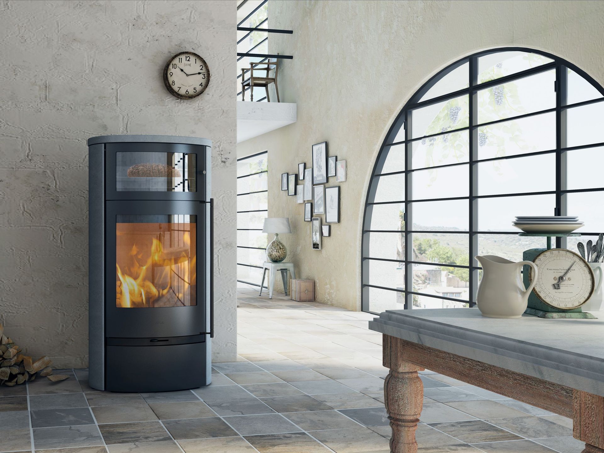 In einem Wohnzimmer steht neben einem Tisch ein Holzofen.