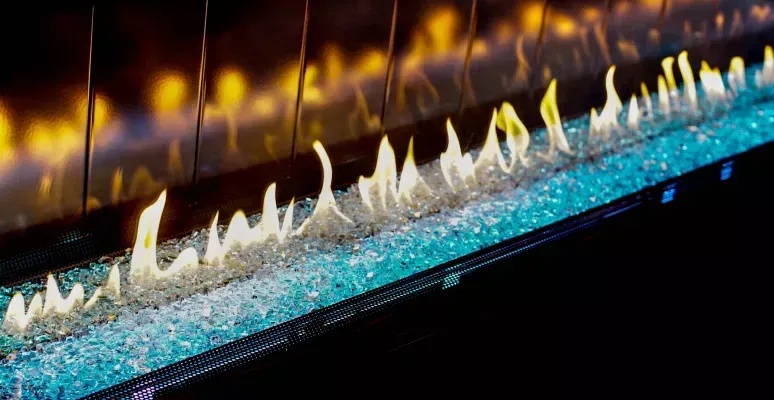 Ein Kamin, aus dem viele Flammen schlagen.
