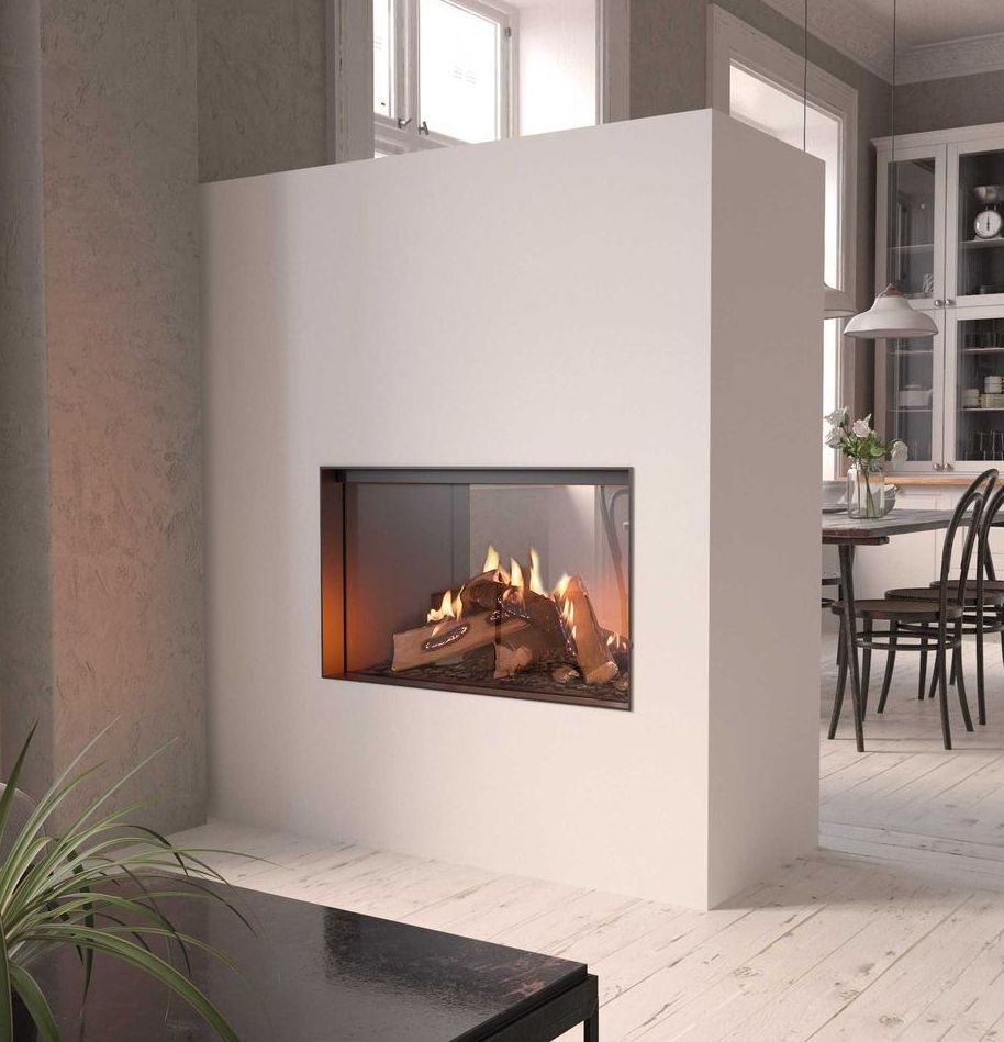 Ein Kamin ist in eine Wand in einem Wohnzimmer eingebaut.